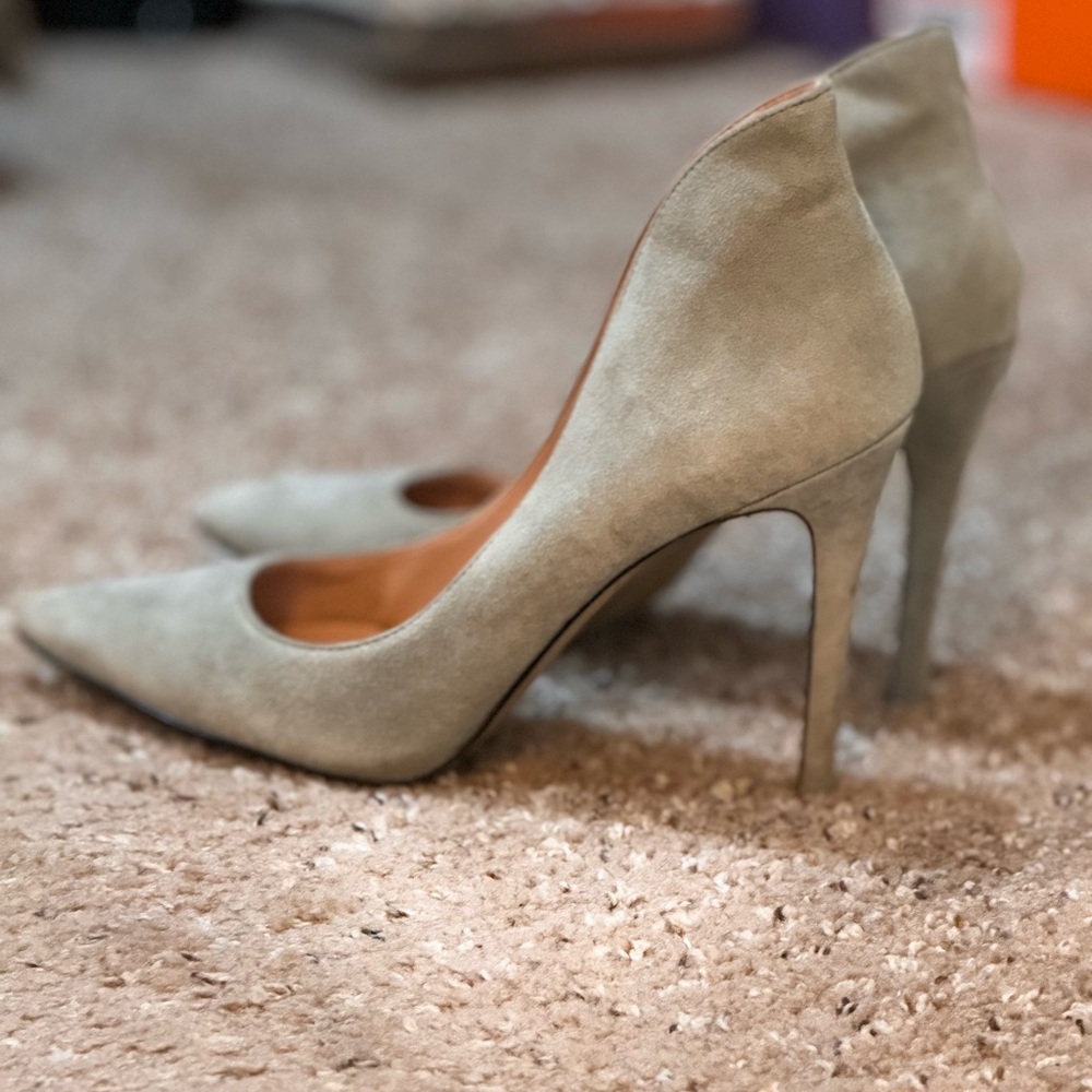 UNIQUE ! Gray Suede High Back Pump Size 10M Enzo Angiolini